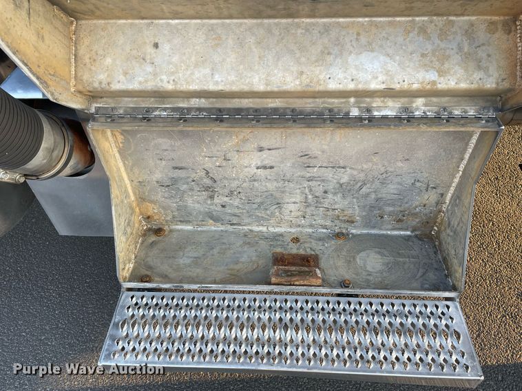 image for item JL9743 2009 Peterbilt 389  semi truck