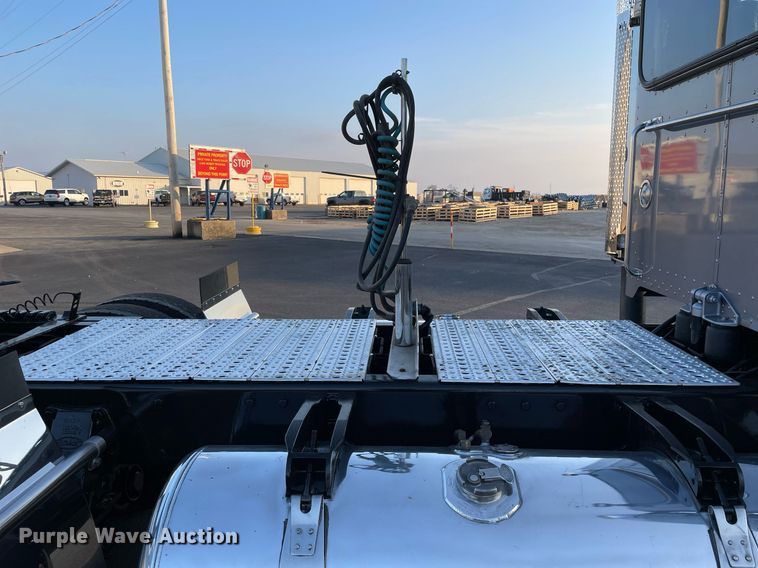 image for item JL9743 2009 Peterbilt 389  semi truck