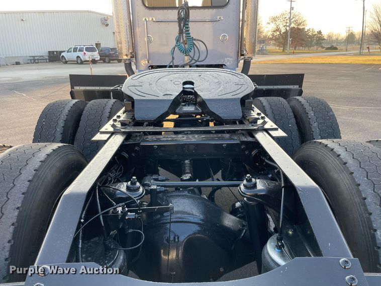 image for item JL9743 2009 Peterbilt 389  semi truck