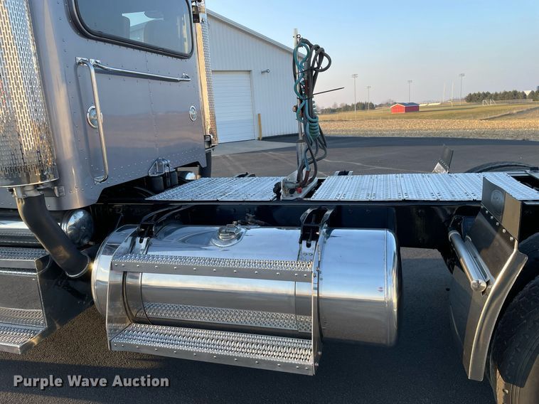 image for item JL9743 2009 Peterbilt 389  semi truck