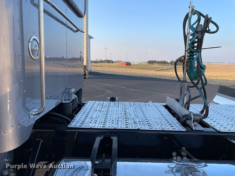 image for item JL9743 2009 Peterbilt 389  semi truck