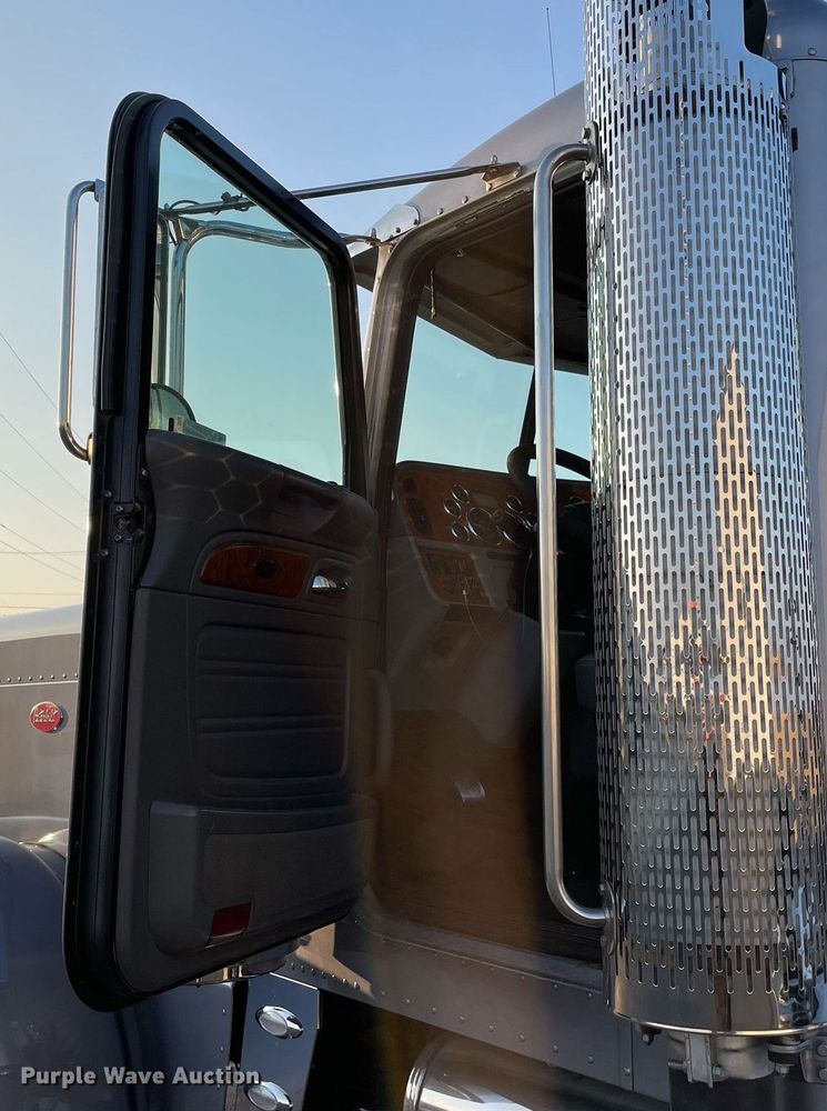 image for item JL9743 2009 Peterbilt 389  semi truck