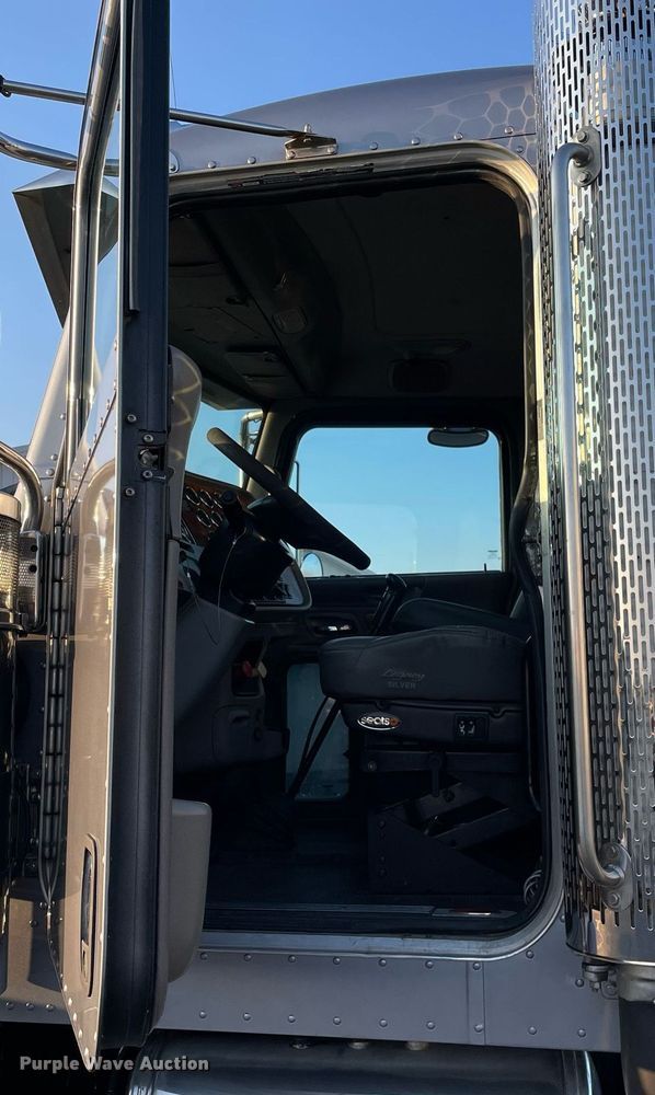 image for item JL9743 2009 Peterbilt 389  semi truck