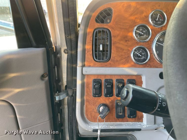 image for item JL9743 2009 Peterbilt 389  semi truck