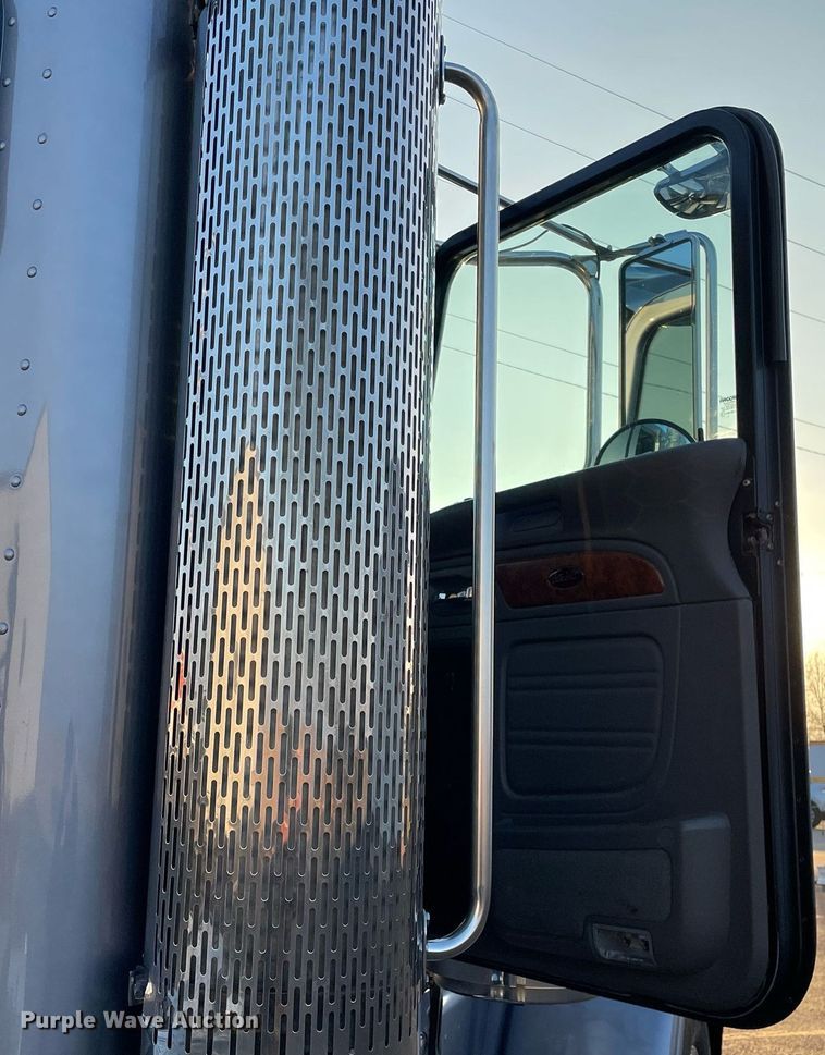 image for item JL9743 2009 Peterbilt 389  semi truck