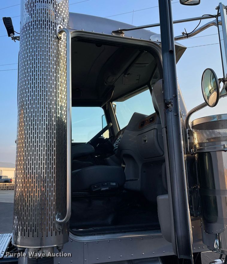 image for item JL9743 2009 Peterbilt 389  semi truck