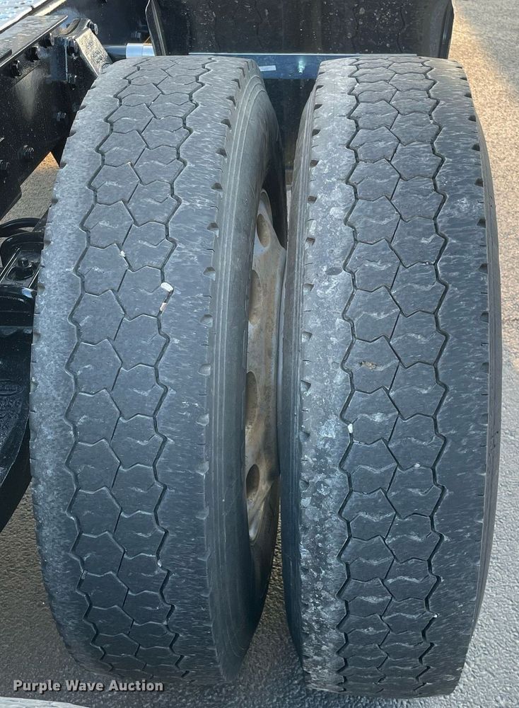 image for item JL9743 2009 Peterbilt 389  semi truck