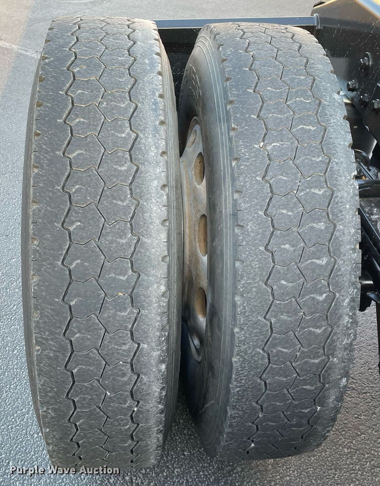 image for item JL9743 2009 Peterbilt 389  semi truck