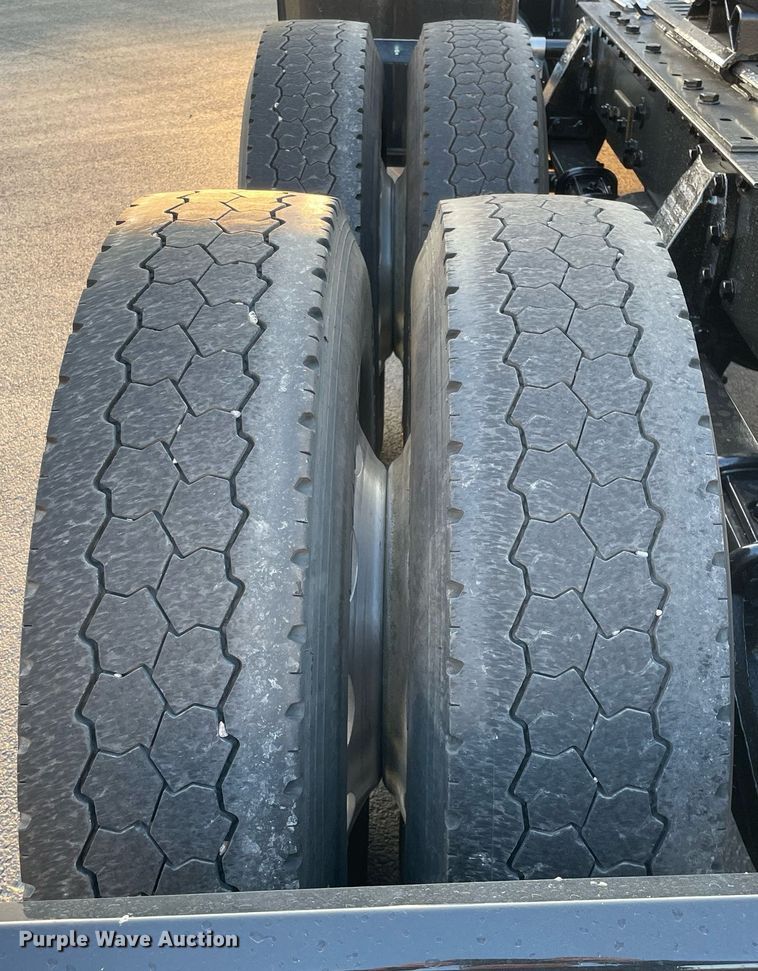 image for item JL9743 2009 Peterbilt 389  semi truck