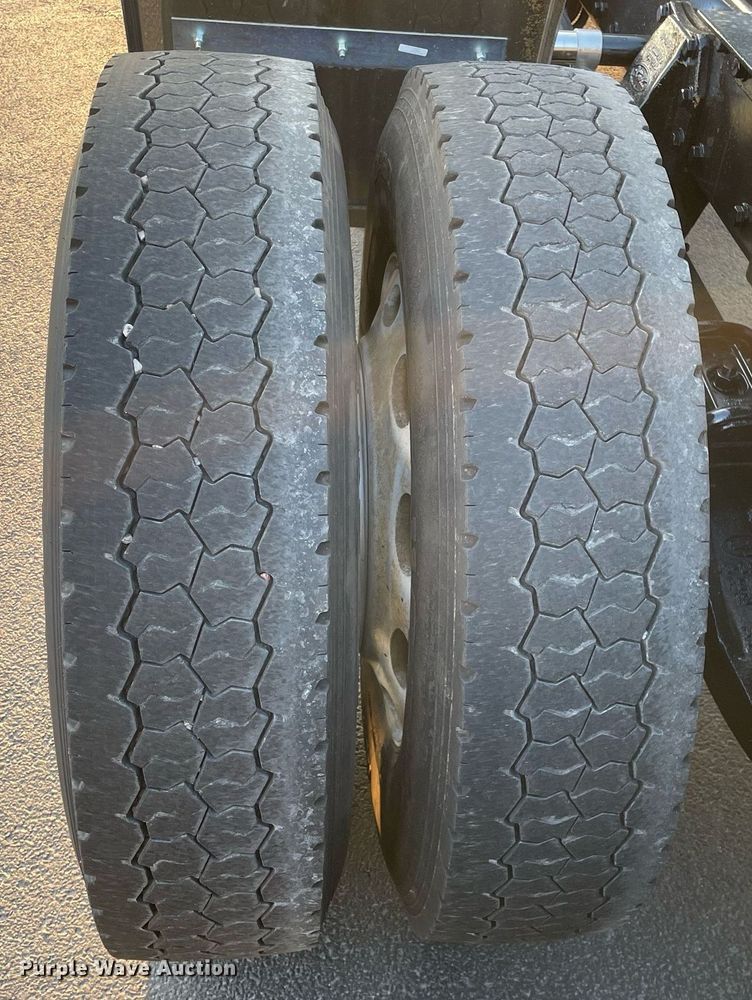 image for item JL9743 2009 Peterbilt 389  semi truck