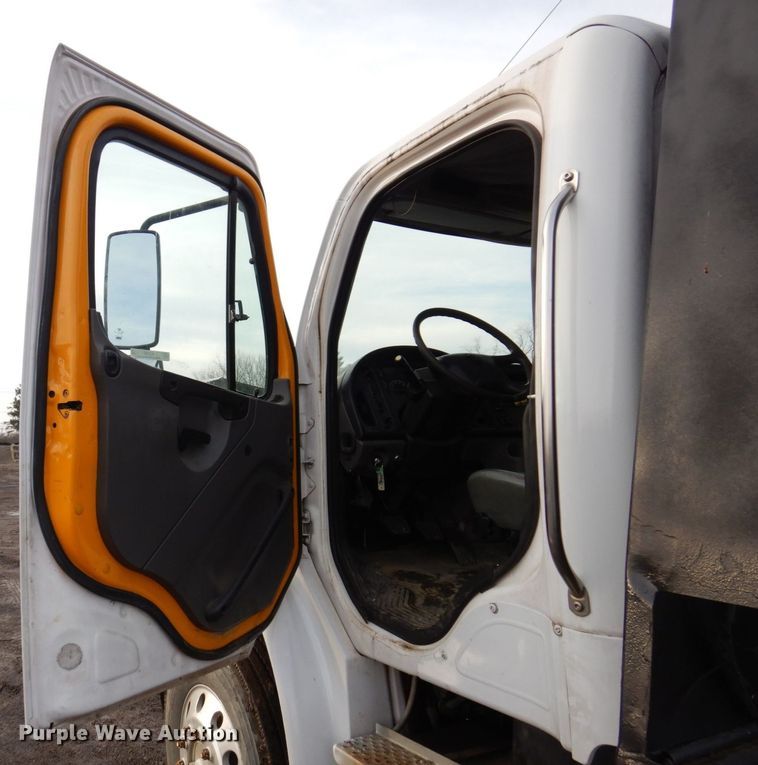image for item JL9760 2007 Freightliner M2  flatbed truck