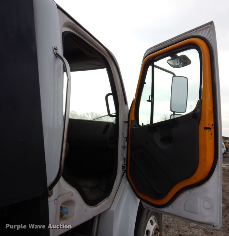 image for item JL9760 2007 Freightliner M2  flatbed truck