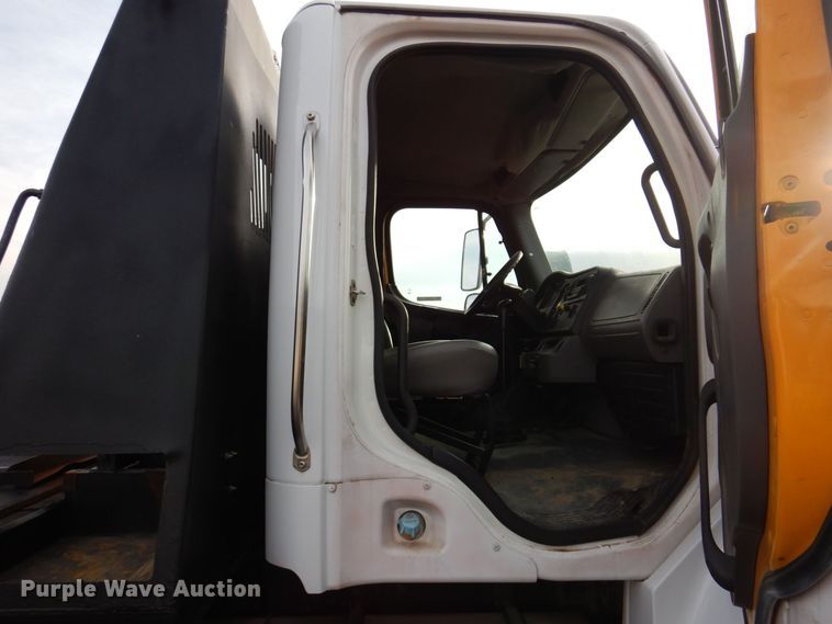 image for item JL9760 2007 Freightliner M2  flatbed truck