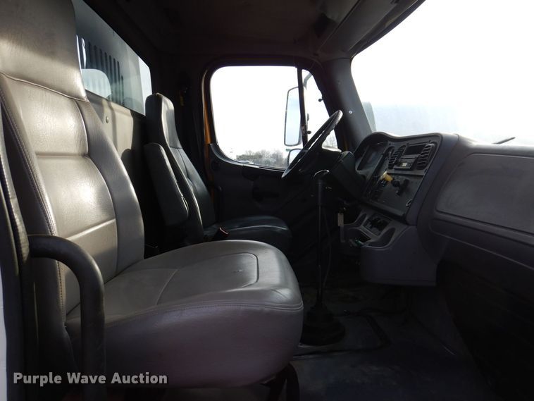 image for item JL9760 2007 Freightliner M2  flatbed truck