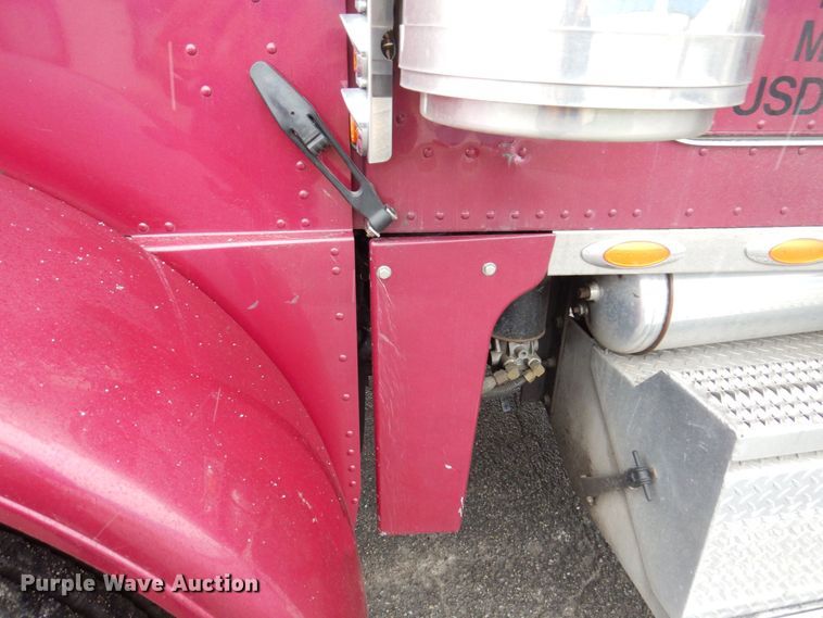 image for item JL9775 2003 Peterbilt 379  semi truck