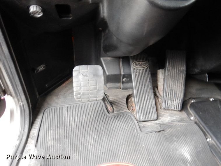 image for item JL9775 2003 Peterbilt 379  semi truck