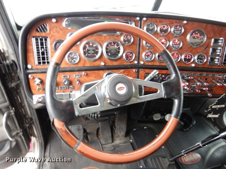 image for item JL9775 2003 Peterbilt 379  semi truck