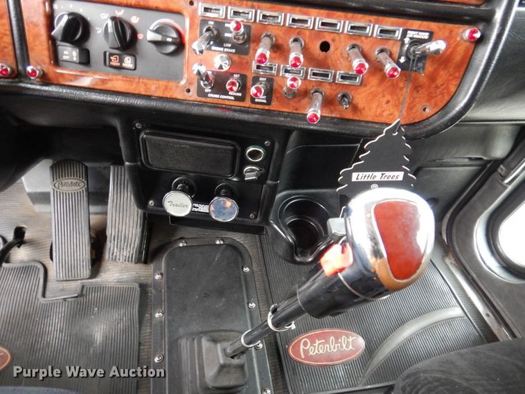 image for item JL9775 2003 Peterbilt 379  semi truck