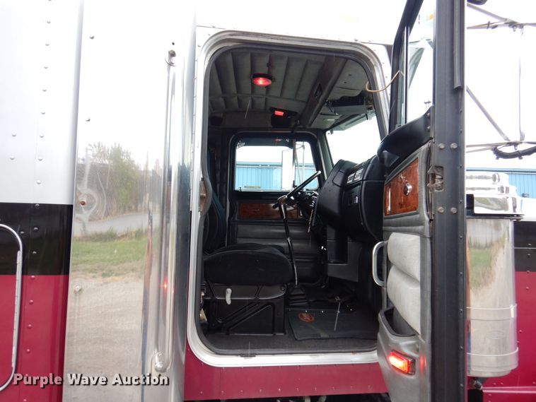 image for item JL9775 2003 Peterbilt 379  semi truck