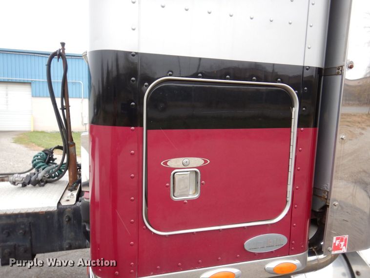 image for item JL9775 2003 Peterbilt 379  semi truck