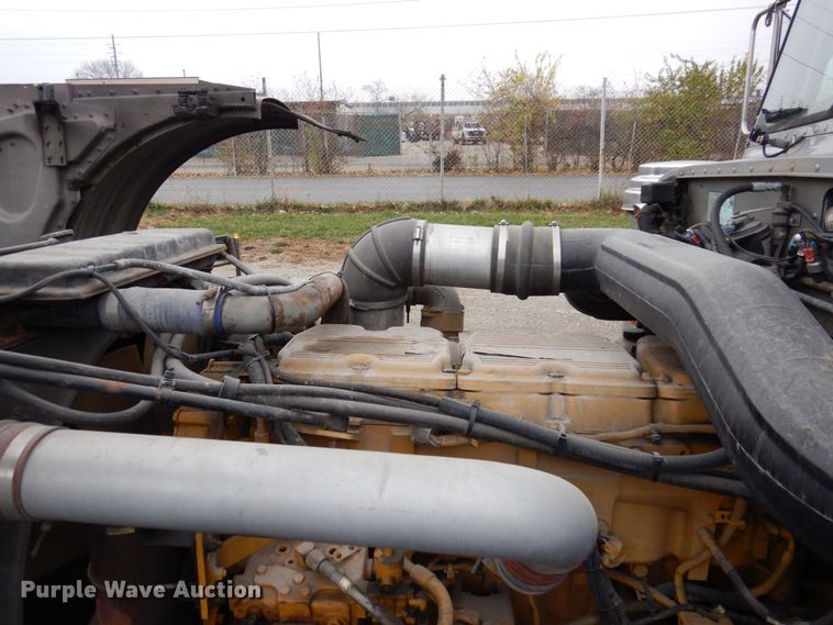 image for item JL9775 2003 Peterbilt 379  semi truck