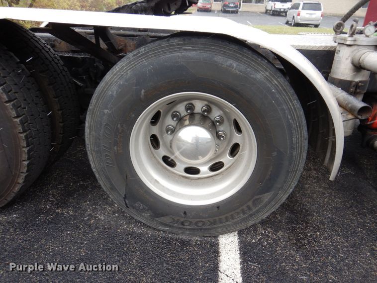 image for item JL9776 2008 Peterbilt 388  semi truck