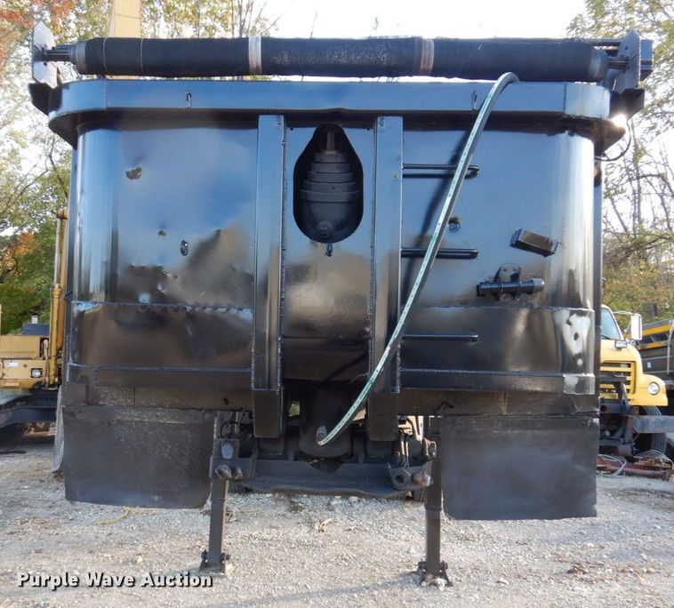 image for item JL9876 1982 Clement  end dump trailer