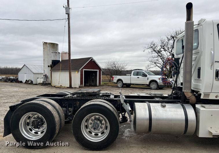 image for item JU9733 2014 International ProStar 122  semi truck