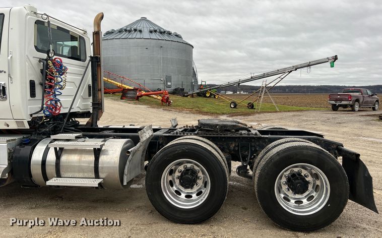 image for item JU9733 2014 International ProStar 122  semi truck