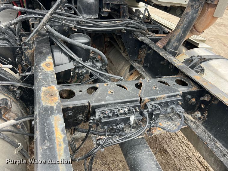 image for item JU9733 2014 International ProStar 122  semi truck