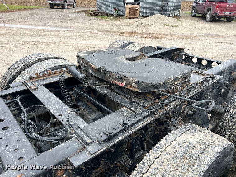 image for item JU9733 2014 International ProStar 122  semi truck