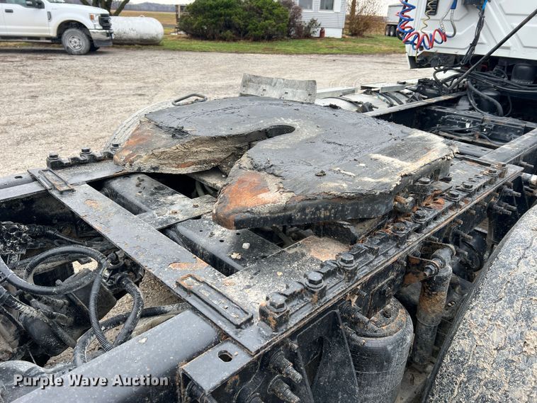 image for item JU9733 2014 International ProStar 122  semi truck