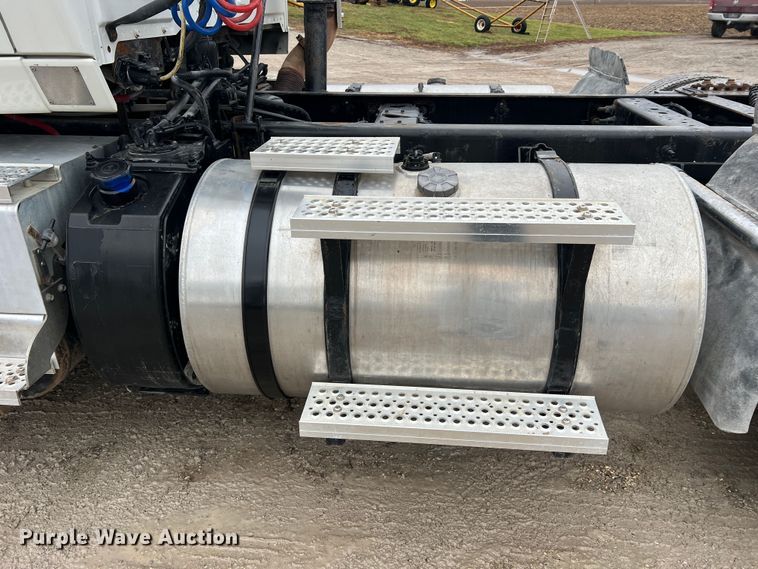 image for item JU9733 2014 International ProStar 122  semi truck