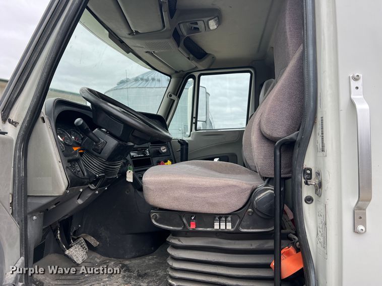 image for item JU9733 2014 International ProStar 122  semi truck