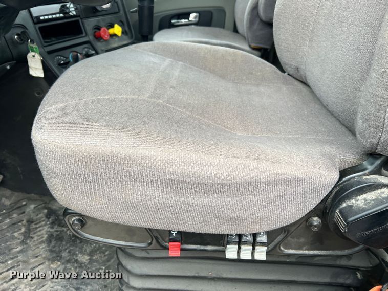 image for item JU9733 2014 International ProStar 122  semi truck