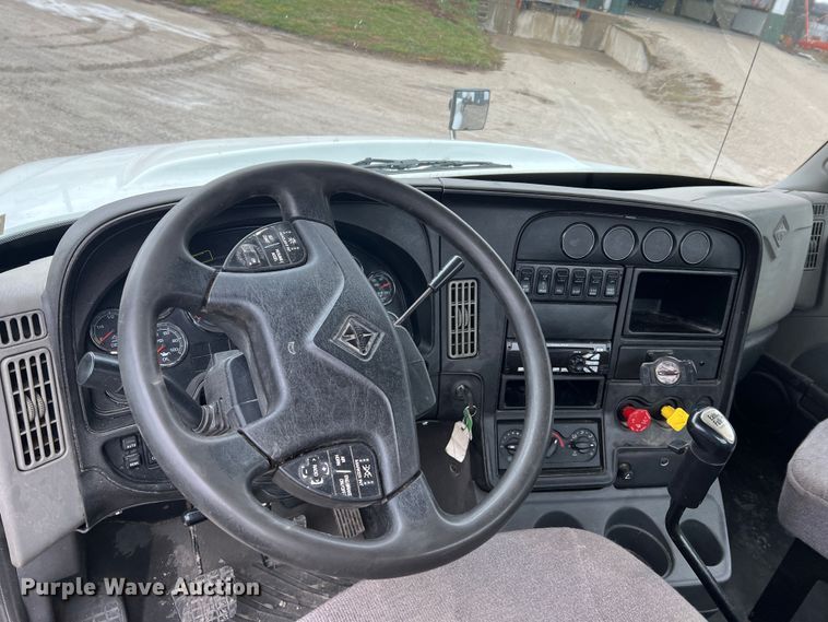 image for item JU9733 2014 International ProStar 122  semi truck