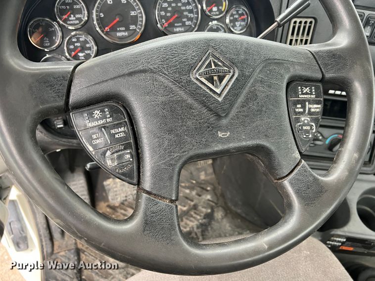 image for item JU9733 2014 International ProStar 122  semi truck