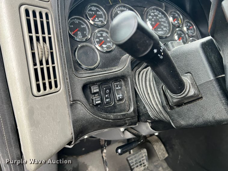 image for item JU9733 2014 International ProStar 122  semi truck