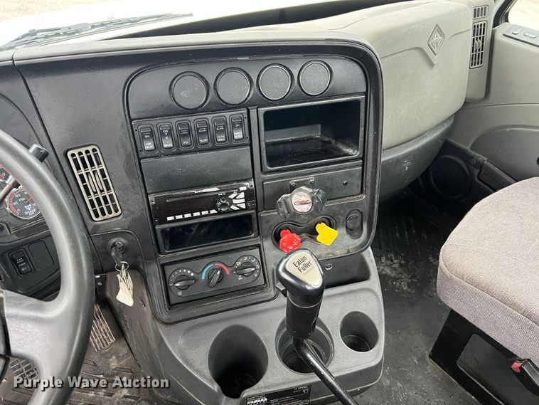 image for item JU9733 2014 International ProStar 122  semi truck