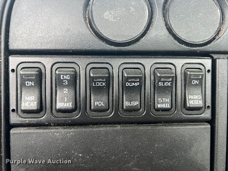 image for item JU9733 2014 International ProStar 122  semi truck