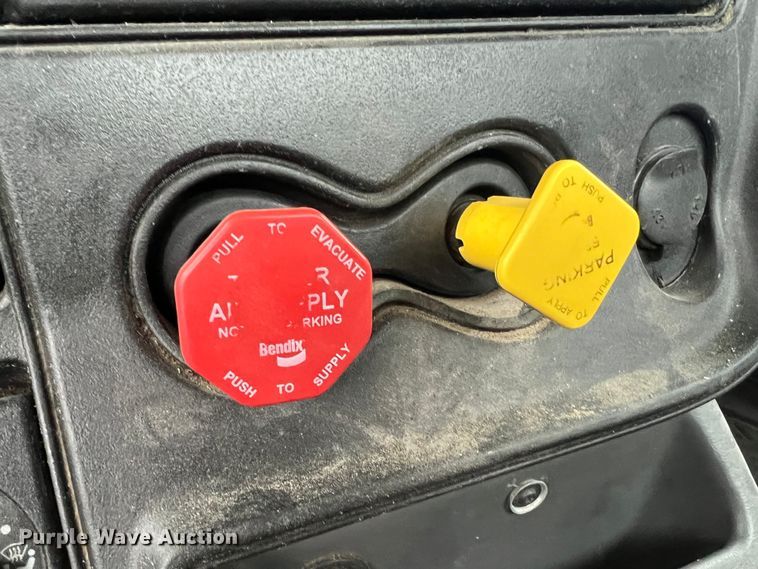 image for item JU9733 2014 International ProStar 122  semi truck