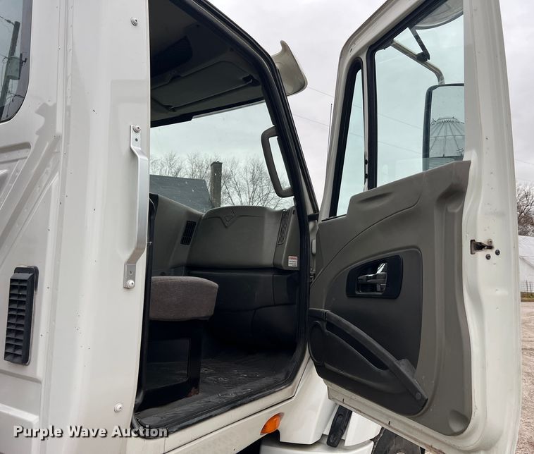 image for item JU9733 2014 International ProStar 122  semi truck