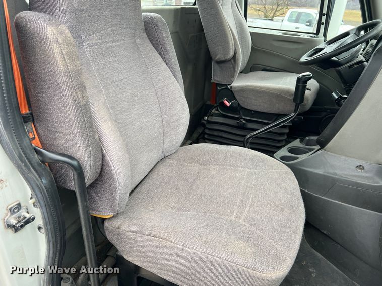 image for item JU9733 2014 International ProStar 122  semi truck