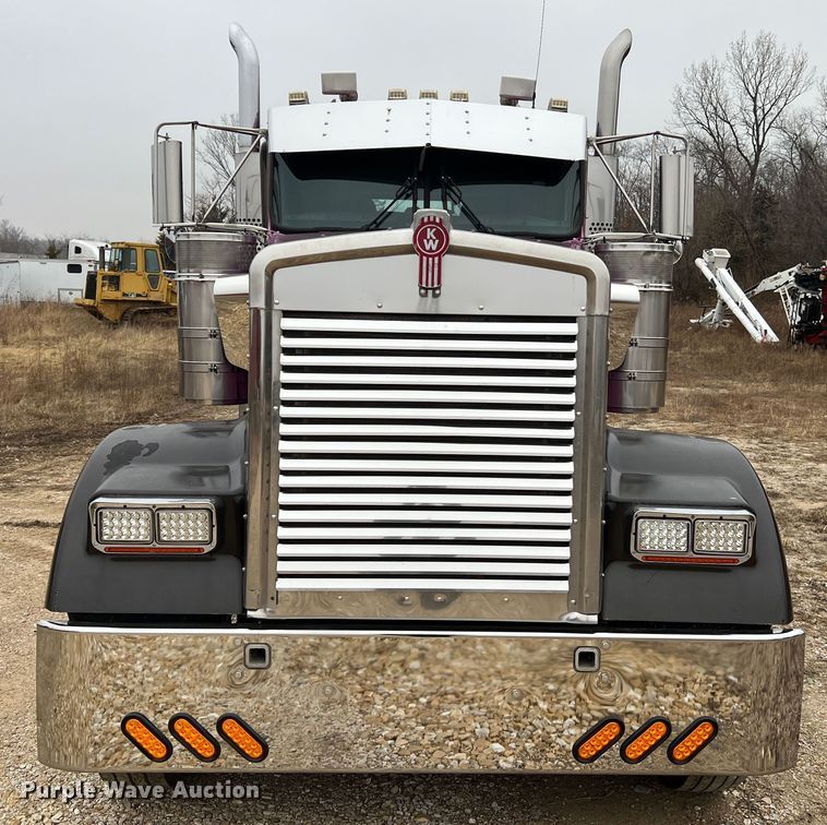 image for item JU9746 2005 Kenworth W900  semi truck