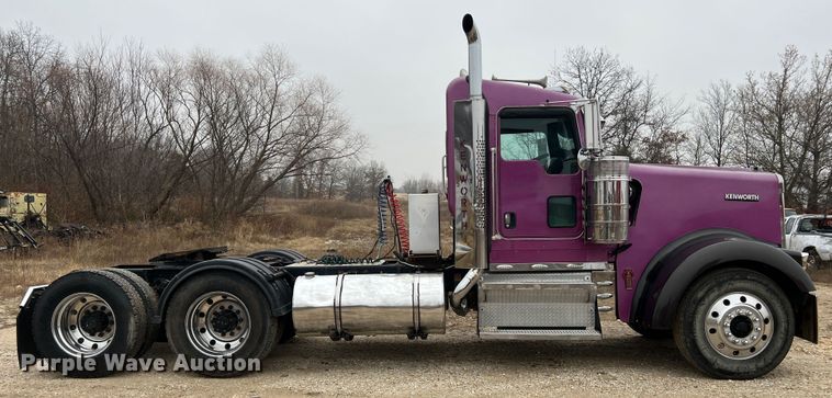 image for item JU9746 2005 Kenworth W900  semi truck
