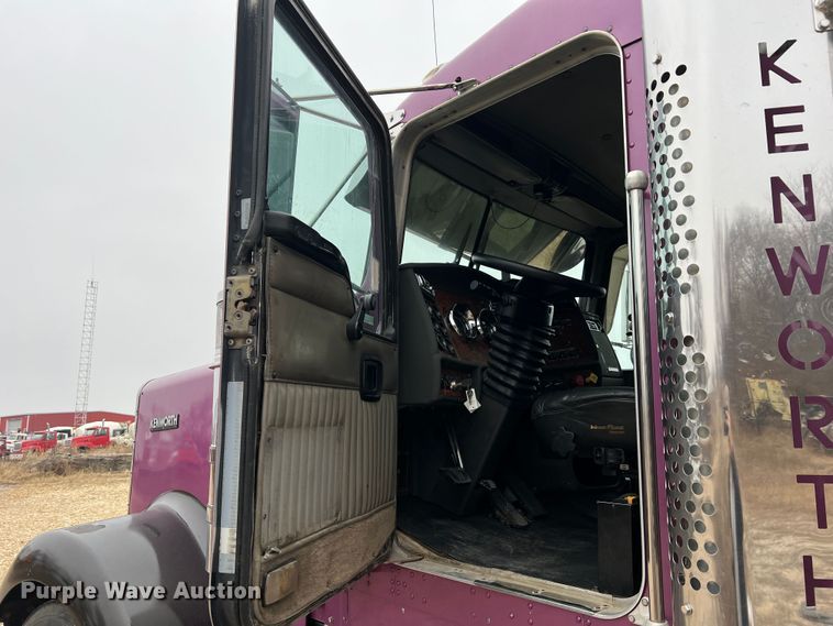 image for item JU9746 2005 Kenworth W900  semi truck
