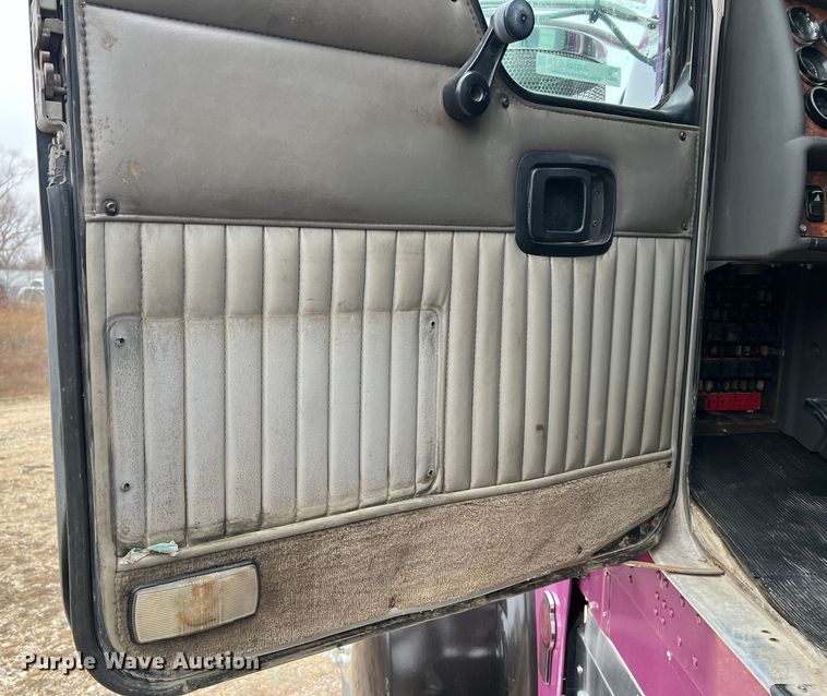 image for item JU9746 2005 Kenworth W900  semi truck