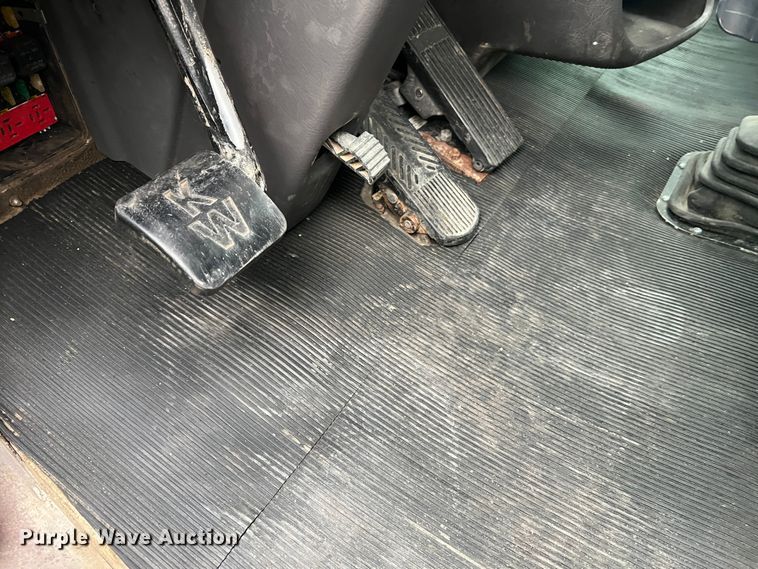 image for item JU9746 2005 Kenworth W900  semi truck