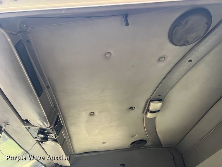 image for item JU9746 2005 Kenworth W900  semi truck