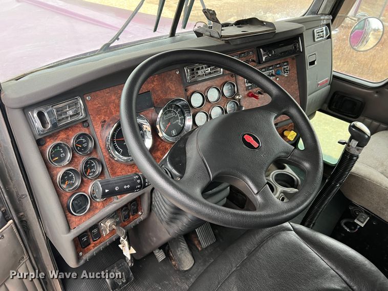 image for item JU9746 2005 Kenworth W900  semi truck